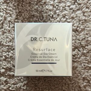Farmasi resurface day cream